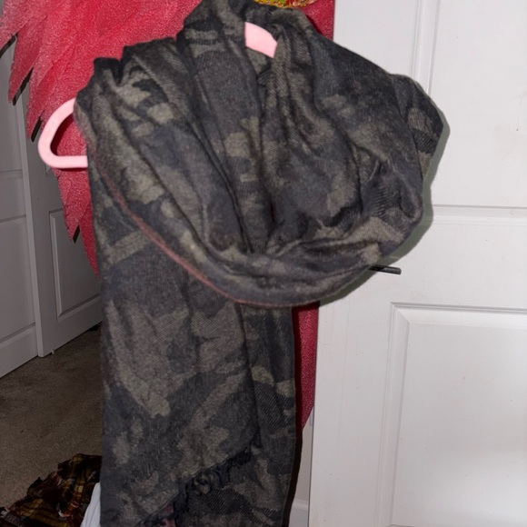 Plaid Scarf Set - Picture 3 of 9